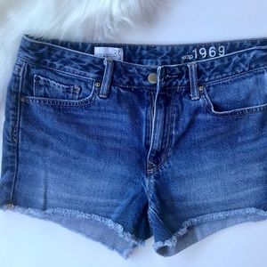 Gap distressed denim cut off shorts • Size 27”